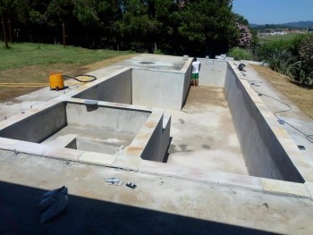 Construção de Piscina de Vinil em Água Azul